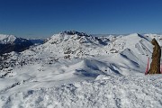 43 Alla Madonnina del Sodadura (2011 m), emergente dalla neve con vista sui Piani d'Artavaggio e verso Zuccone Campelli e Cima di Piazzo
